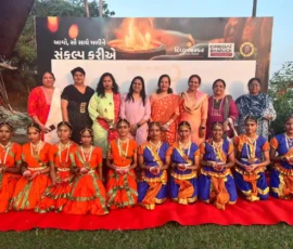 Students performing Maa Narmada Aarti with Divya Bhaskar