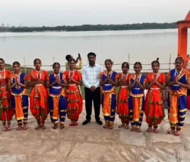 Students performing Maa Narmada Aarti with Divya Bhaskar