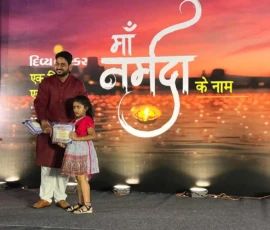 Students performing Maa Narmada Aarti with Divya Bhaskar