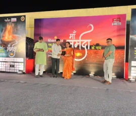 Students performing Maa Narmada Aarti with Divya Bhaskar